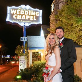 Ein Hochzeitspaar vor der Graceland Wedding Chapel in Las Vegas