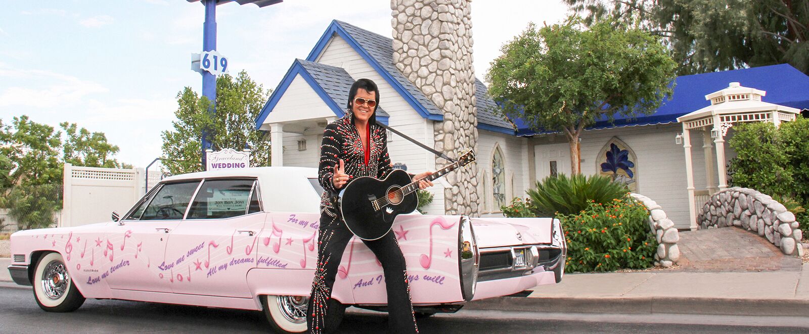 Ein Elvisimitat vor der Graceland Wedding Chapel in Las Vegas