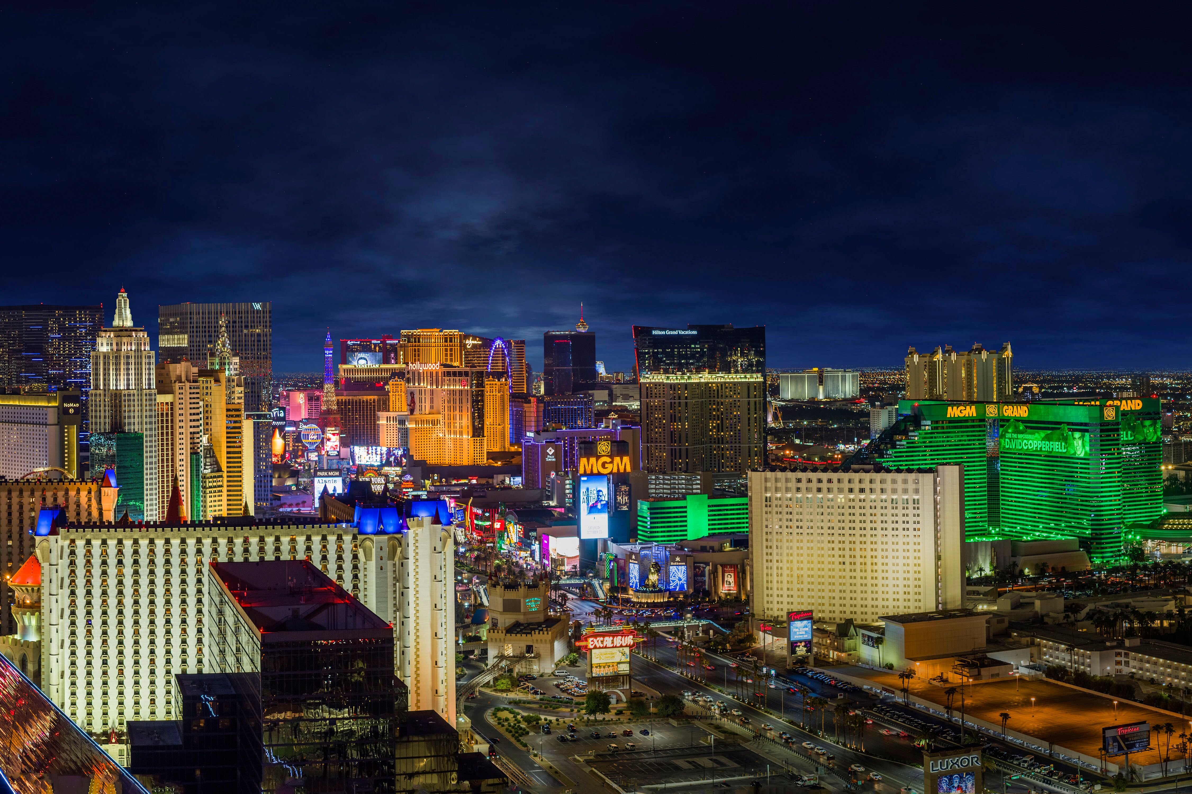 Nächtlicher Las Vegas Strip mit Blick aufs Luxor