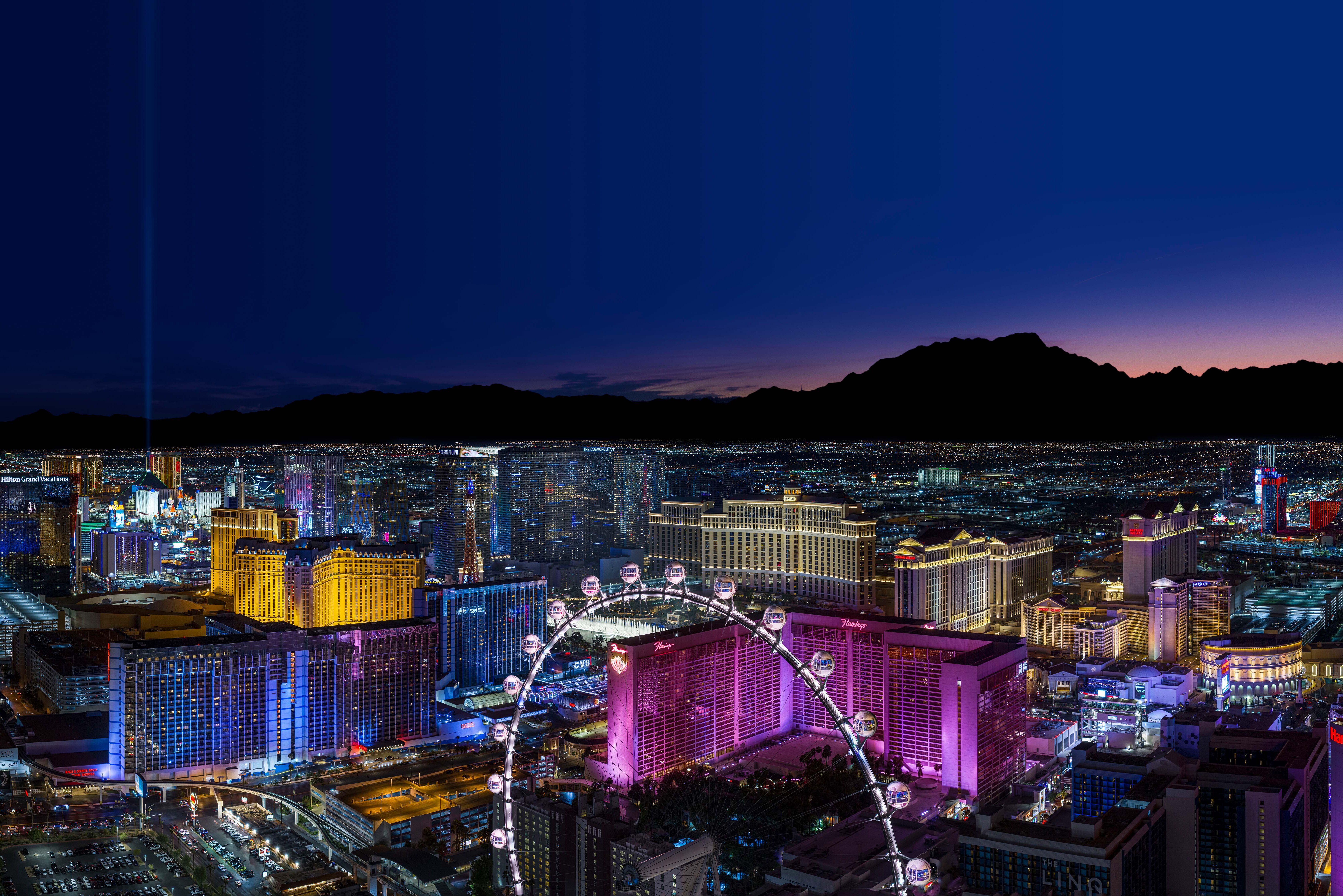 Der berühmte Las Vegas Strip bei Nacht mit Blick aufs High Roller Wheel