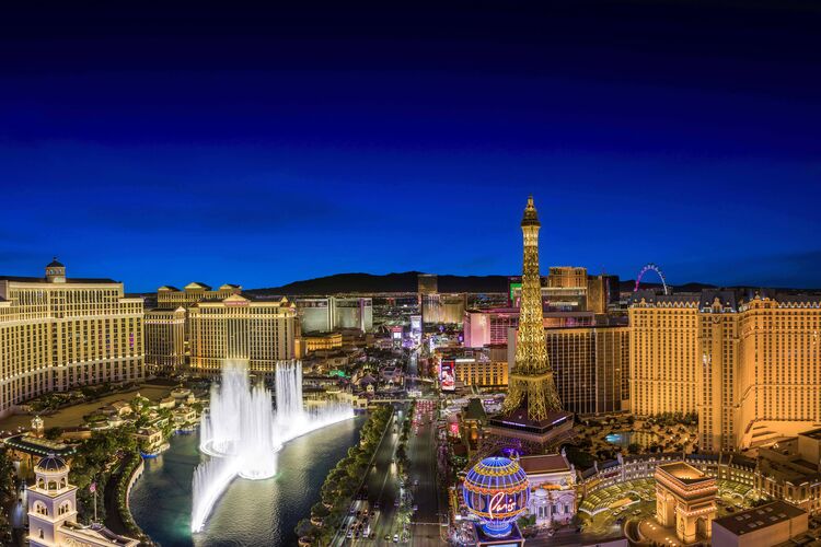 Blick auf den Eiffel Tower in Las Vegas bei Nacht