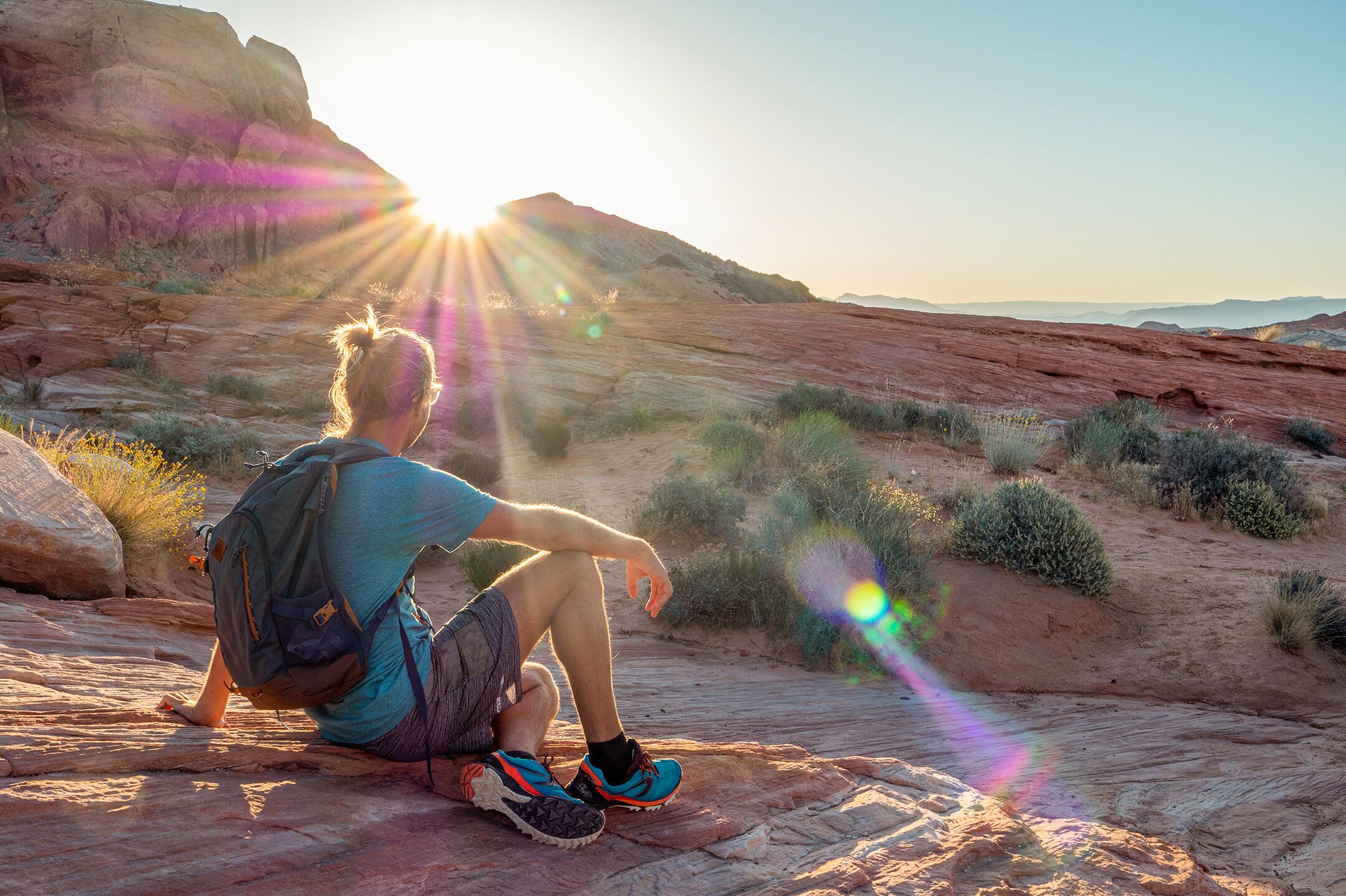 Wanderer sitzt auf imposanten roten Sandsteinen in Valley of fire state park in Las Vegas in Nevada