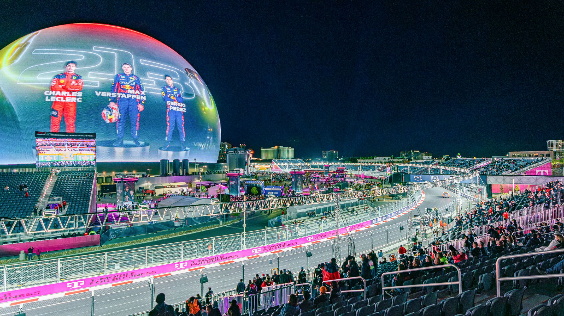 Die Formel 1 Rennstrecke Las Vegas Strip Circuit mit der spektakulären Sphere im Hintergrund