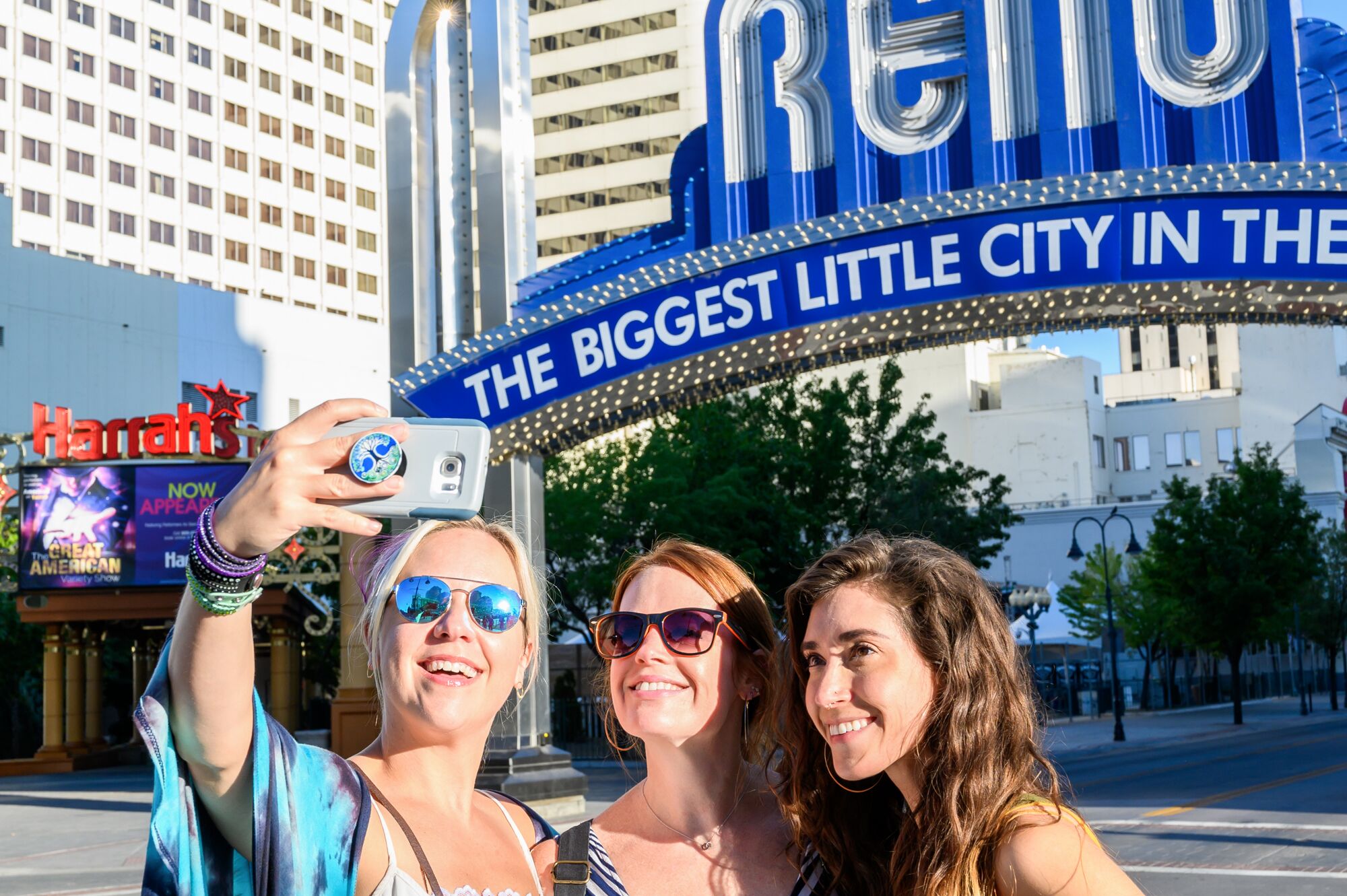 Touristen schießen Selfie vor dem Wahrzeichen Reno Arch in Reno, Nevada