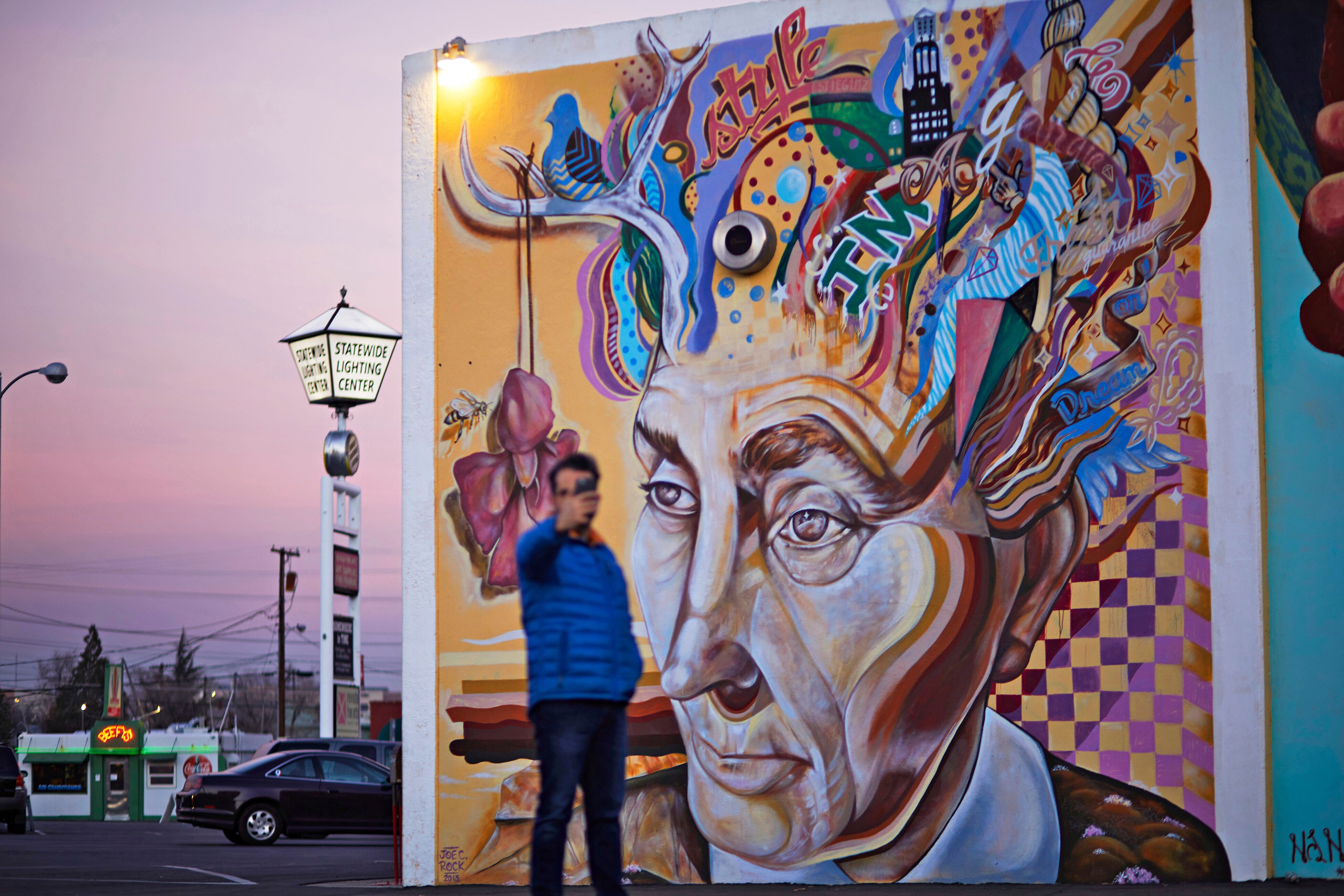 Kunstvolles Wandbild der Künstlerin Nadine Meredith Harkness in Reno, Nevada