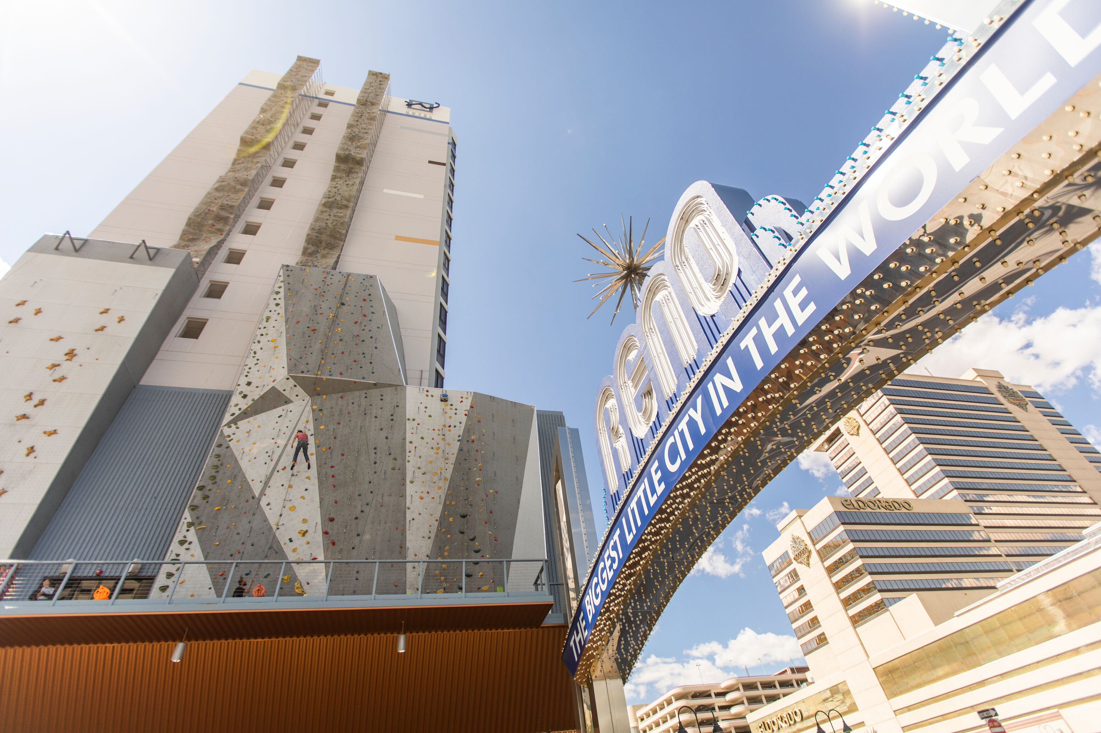 Whitney Peak Hotel mit Kletterwand und Reno Arch in Reno, Nevada