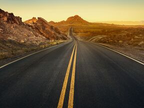 Eine StraÃŸe durch den Valley of Fire State Park in Nevada