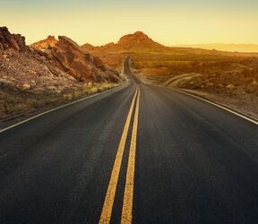 Eine StraÃŸe durch den Valley of Fire State Park in Nevada