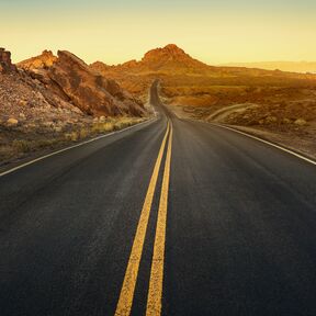 Eine StraÃŸe durch den Valley of Fire State Park in Nevada