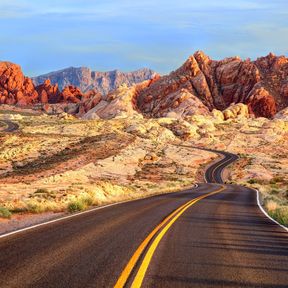 Die Strasse windet sich durch den beeindruckenden Valley of Fire State Park in Nevada