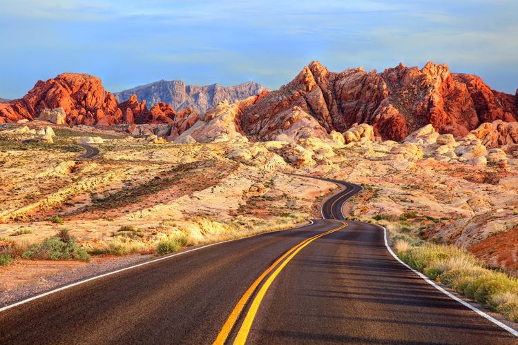 Die Strasse windet sich durch den beeindruckenden Valley of Fire State Park in Nevada