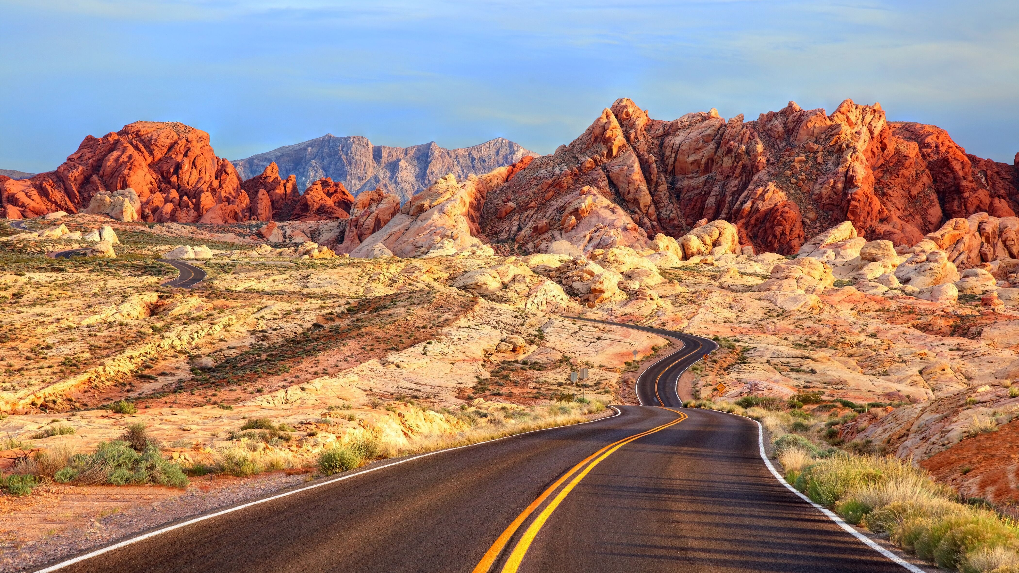 Die Strasse windet sich durch den beeindruckenden Valley of Fire State Park in Nevada
