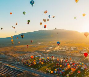 Die Albuquerque International Ballon Fiesta bei Sonnenaufgang