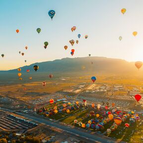 Die Albuquerque International Ballon Fiesta bei Sonnenaufgang