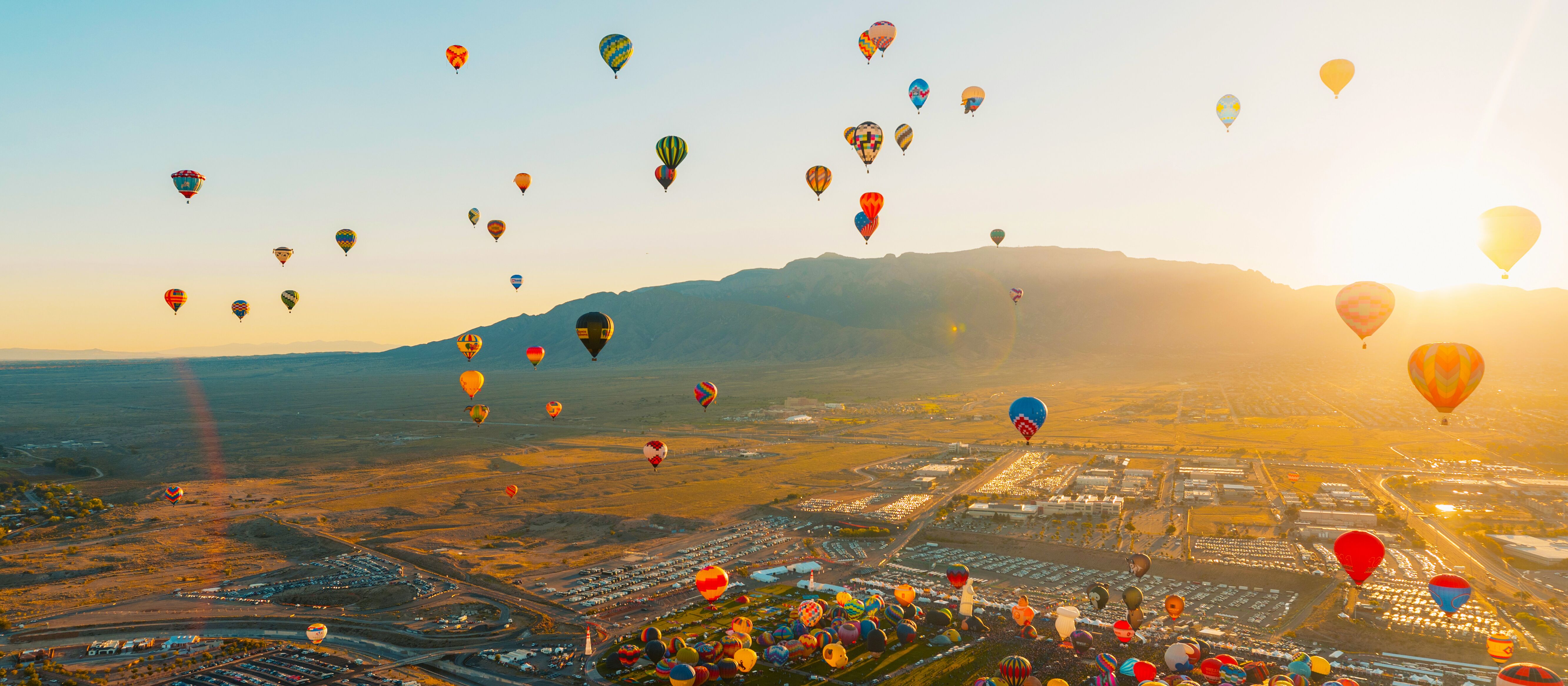 Hunderte Heißluftballons bei Albuquerque International Ballon Siesta bei Sonnenaufgang