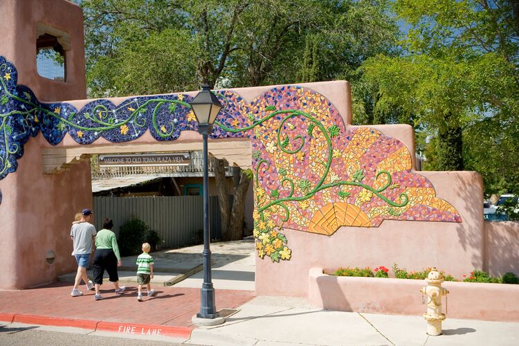 Familie besucht die Plaza Vieja in Albuquerque