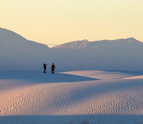 Wanderer im romantischen White Sands National Park in New Mexico