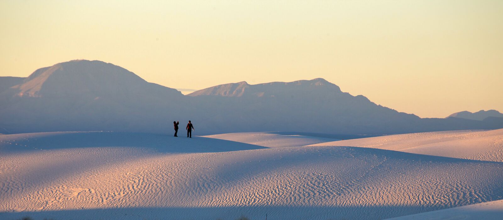 Wanderer im romantischen White Sands National Park in New Mexico