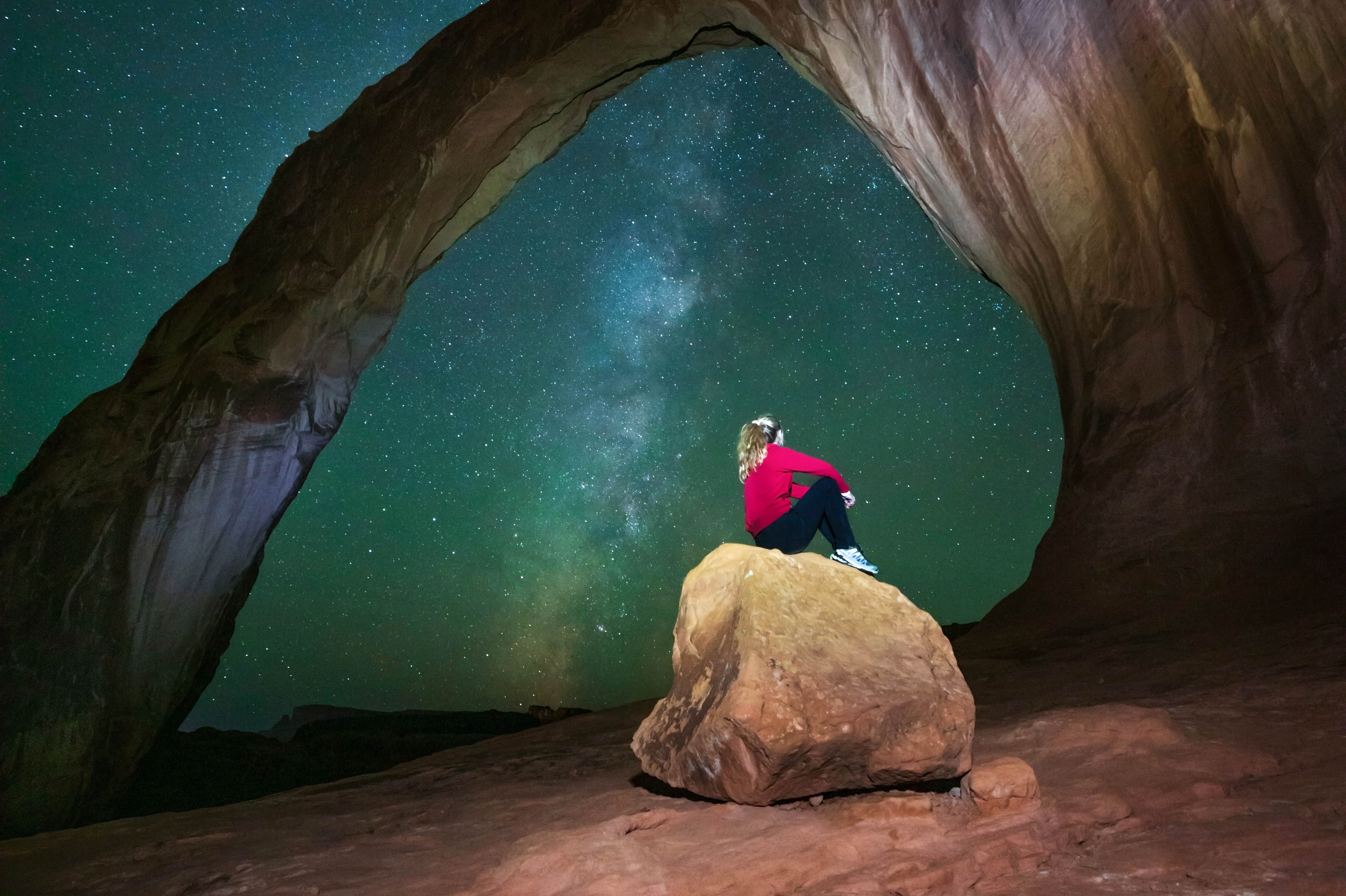 Himmelsbeobachter am Corona Arch in Utah