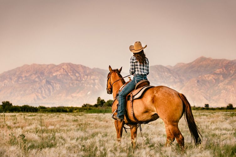 Ein Cowgirl auf ihrem Pferd in Utah