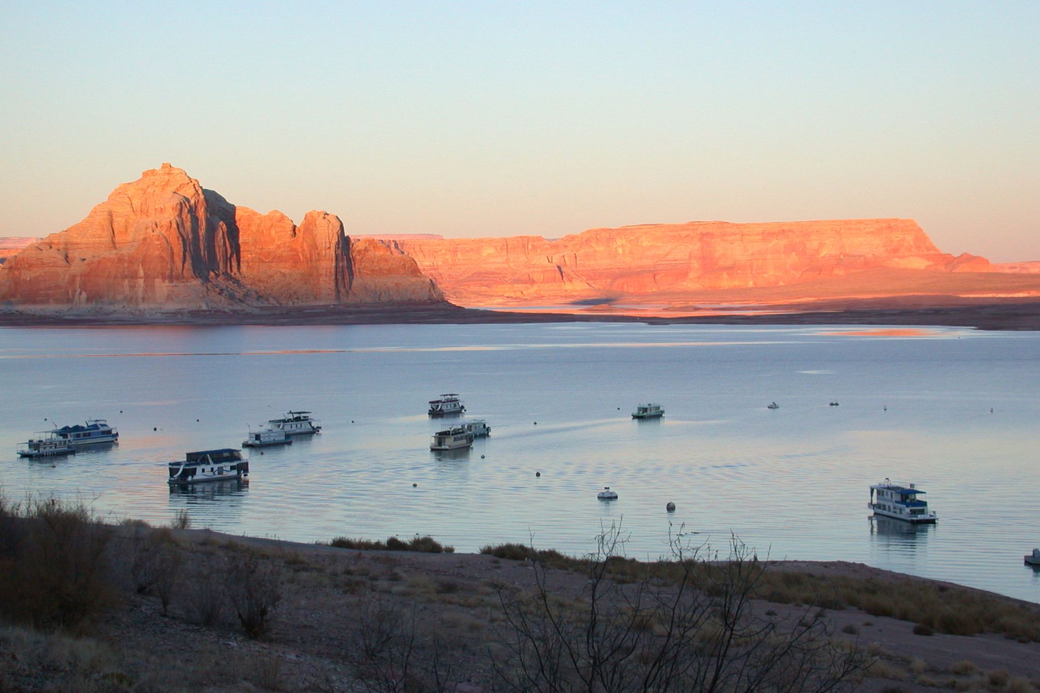 Friedliche Abendstimmung an der Marina am Lake Powell in Utah