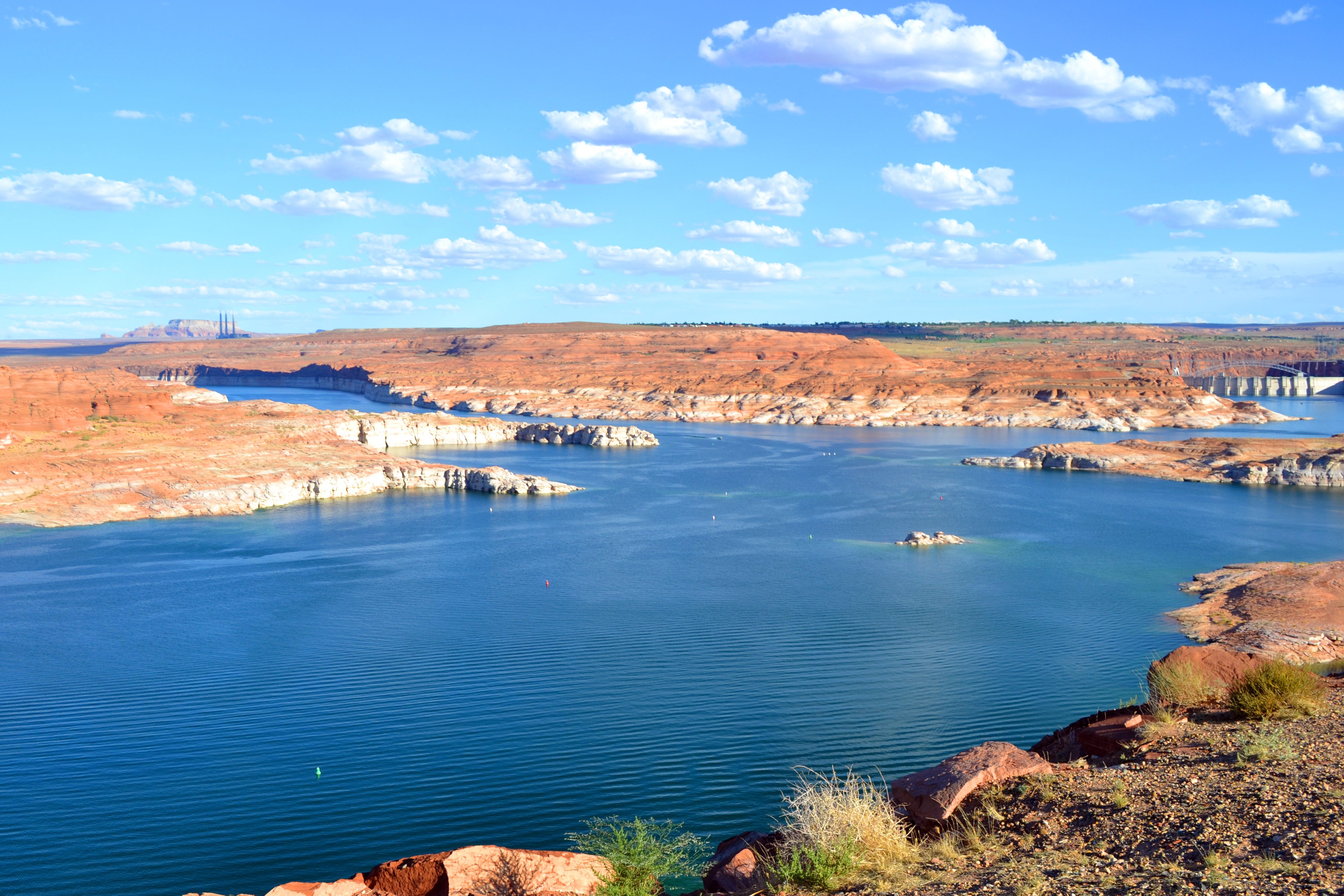 Ein Staudamm leitet das Wasser in den Stausee Lake Powell in Utah