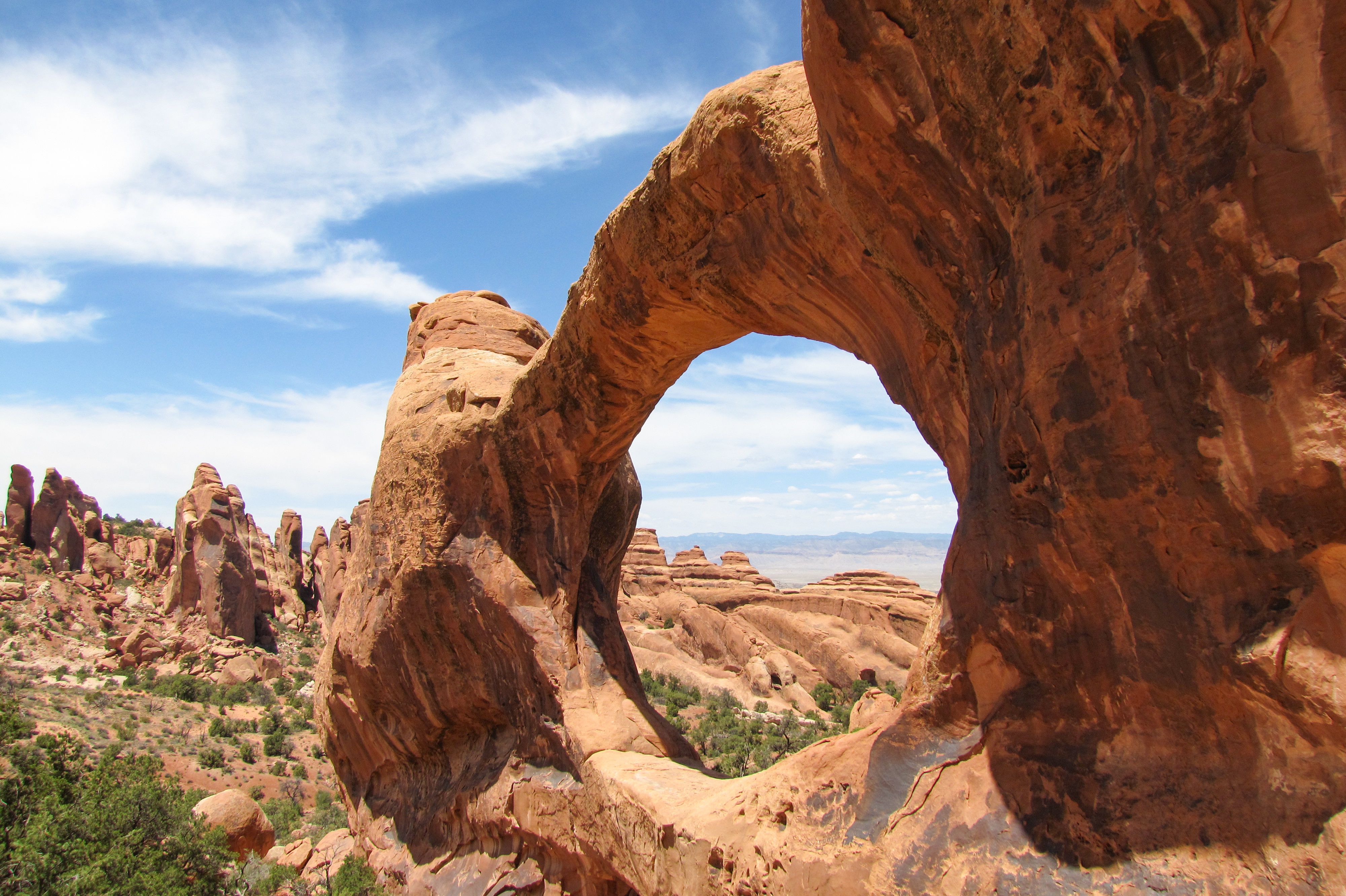 Der Blick durch einen Arch auf den Arches Nationalpark in Utah