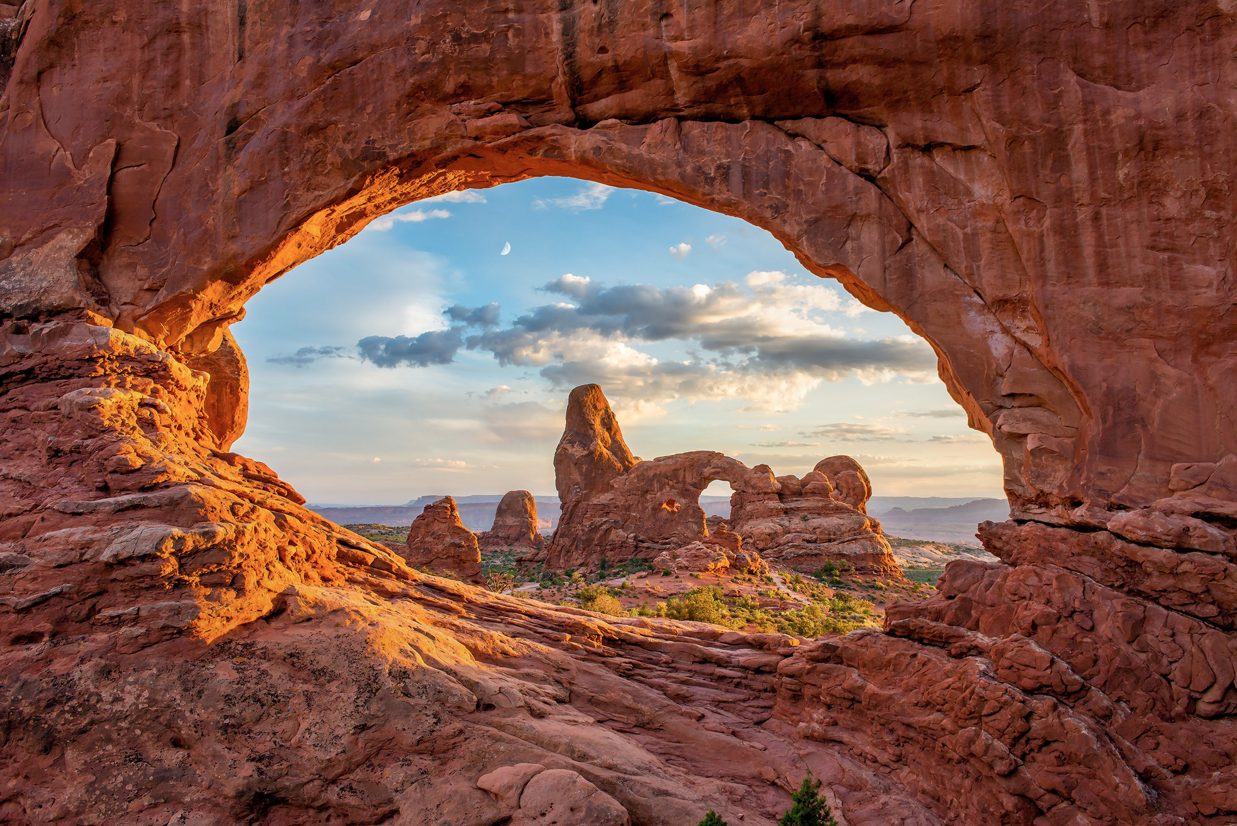 Der Turret Arch durch das North Window fotografiert im Arches National Park in Utah