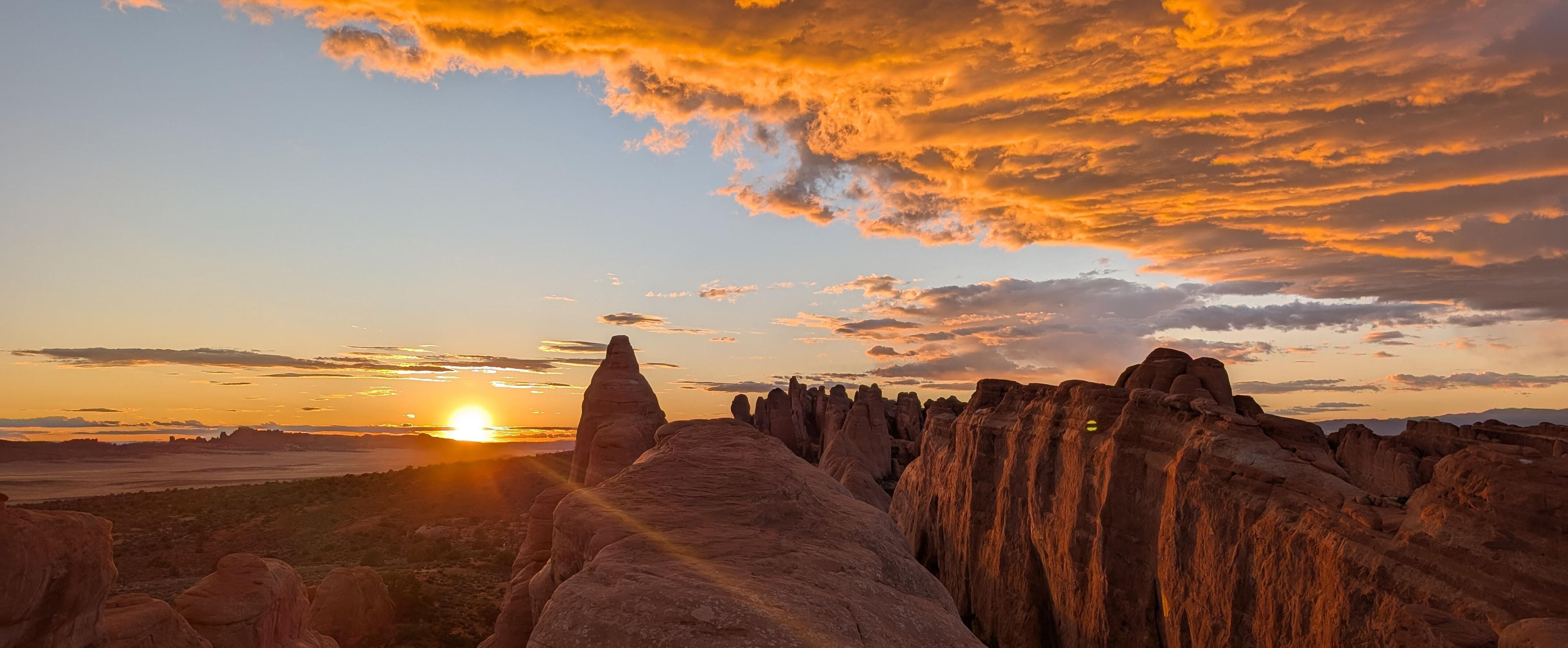 Wunderschöner Sonnenuntergang über dem Devils Garden Campground im Arches National Park in Utah