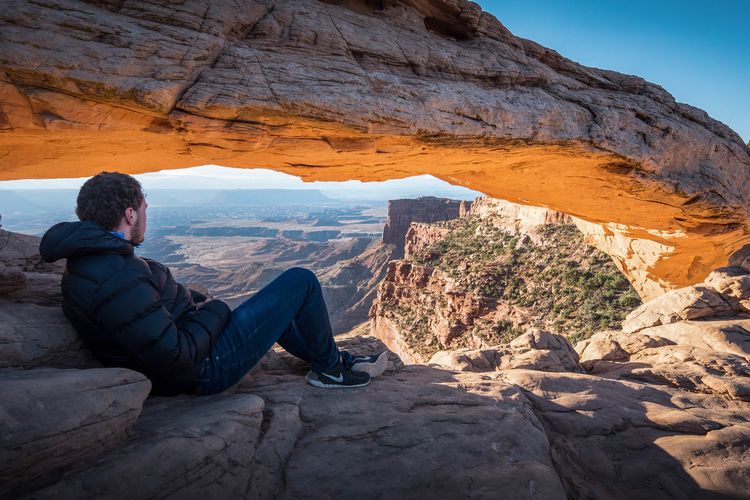 Jonathan Steinhoff genießt die Aussicht im Mesa Arch - Canyonlands-Nationalpark in Utah