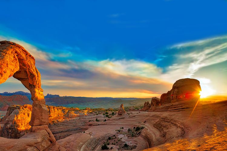 Die Sonne scheint auf den bekannten Delicate Arch im Arches Nationalpark in Utah