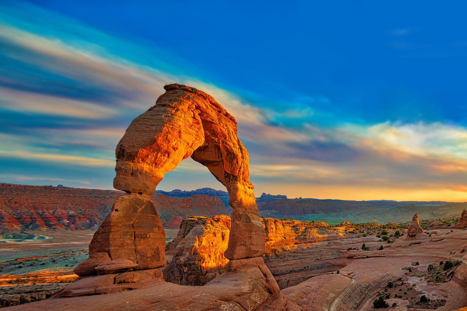 Die Sonne scheint auf den bekannten Delicate Arch im Arches Nationalpark in Utah Die Sonne scheint auf den bekannten Delicate Arch im Arches Nationalpark in Utah