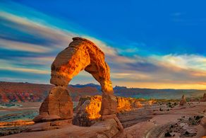 Die Sonne scheint auf den bekannten Delicate Arch im Arches Nationalpark in Utah