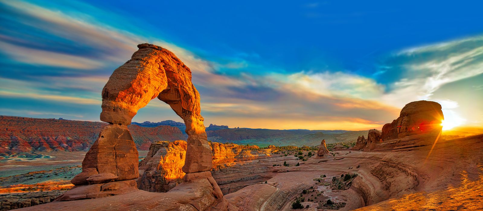 Die Sonne scheint auf den bekannten Delicate Arch im Arches Nationalpark in Utah