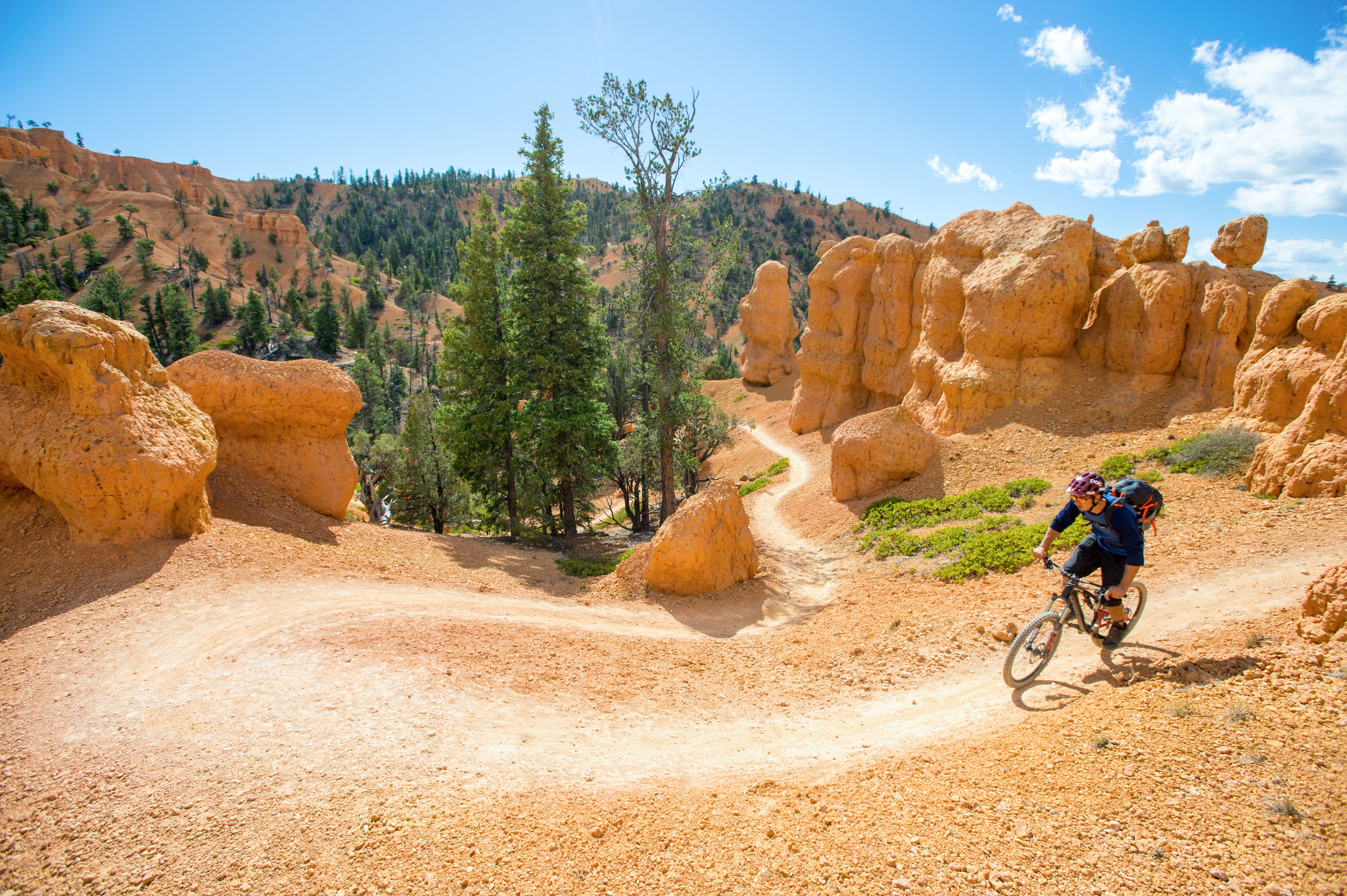 Mit dem Fahrrad entlÃ¤ngs einer Wanderstrecke im Bryce Canyon Nationalpark in Utah
