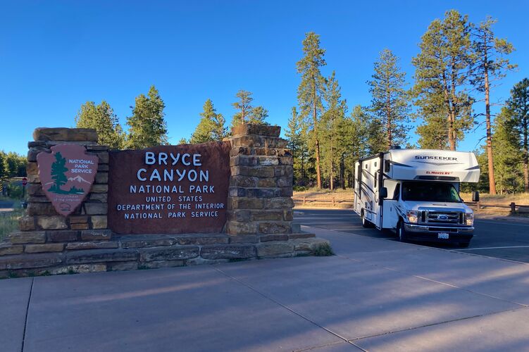 Ein Camper von El Monte im Bryce Canyon