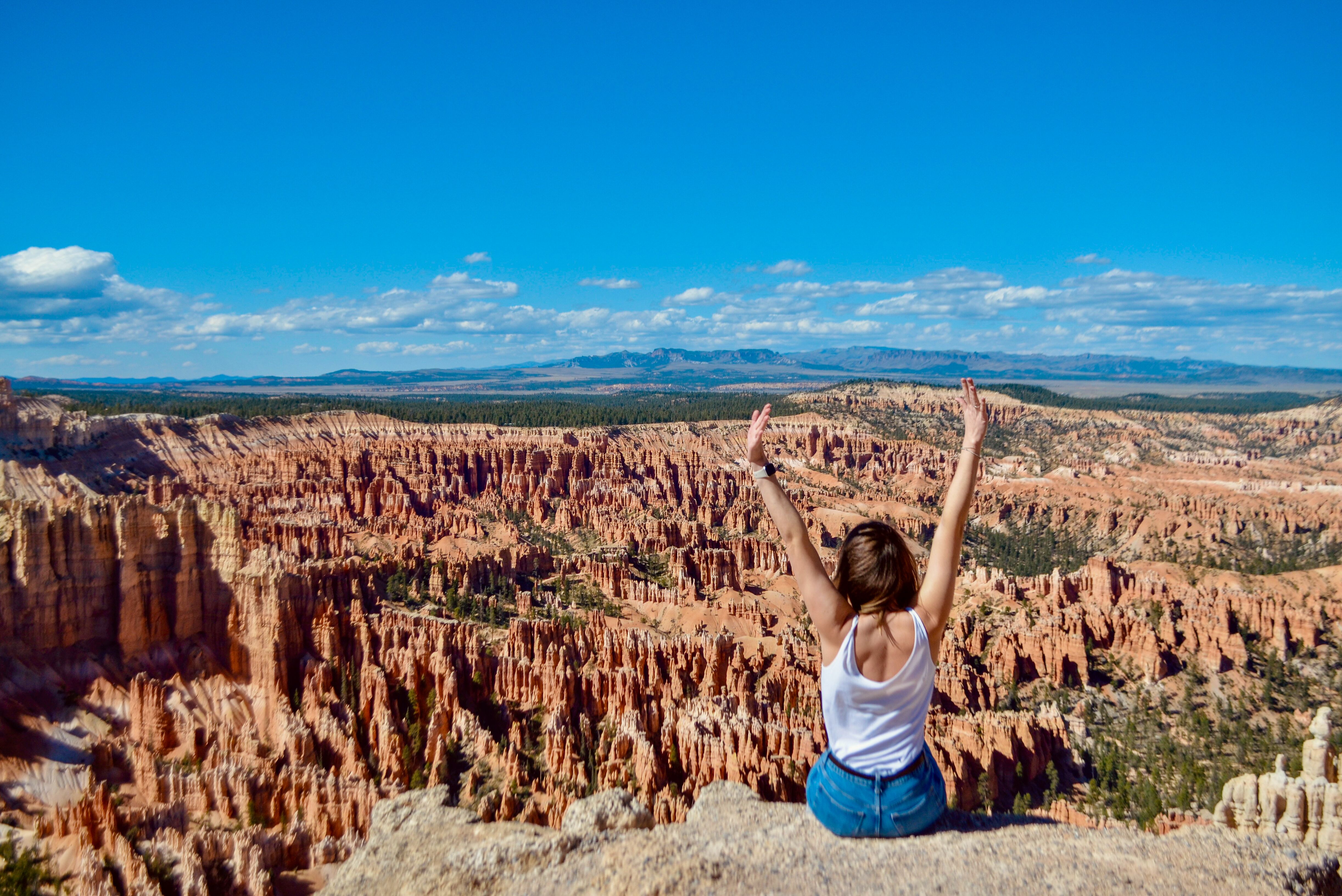 Frau sitzt an einer Schlucht im Bryce Canyon