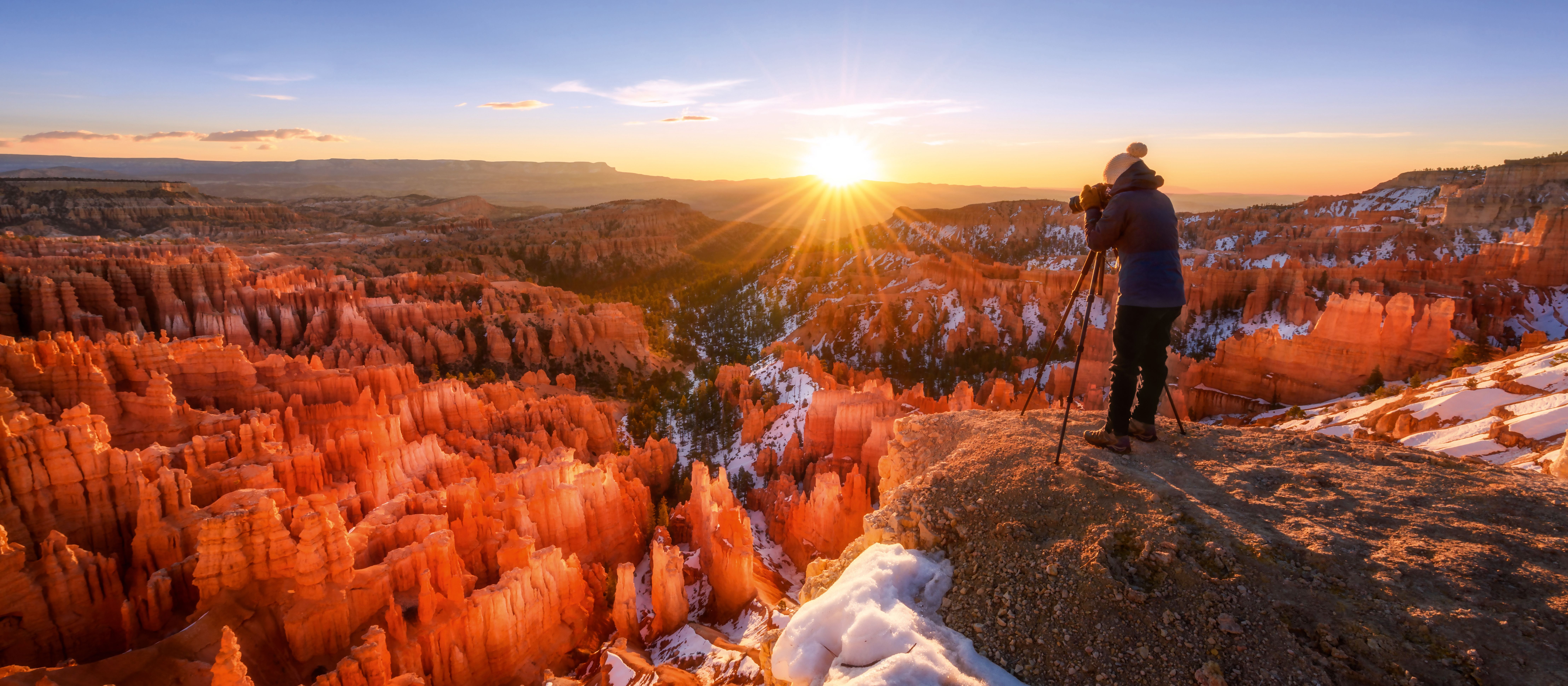 Sonnenaufgang im verschneiten Bryce-Canyon-Nationalpark im US-Bundesstaat Utah