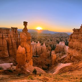 Sonnenaufgang hinter der Felsformation Thor's Hammer im Bryce Canyon National Park