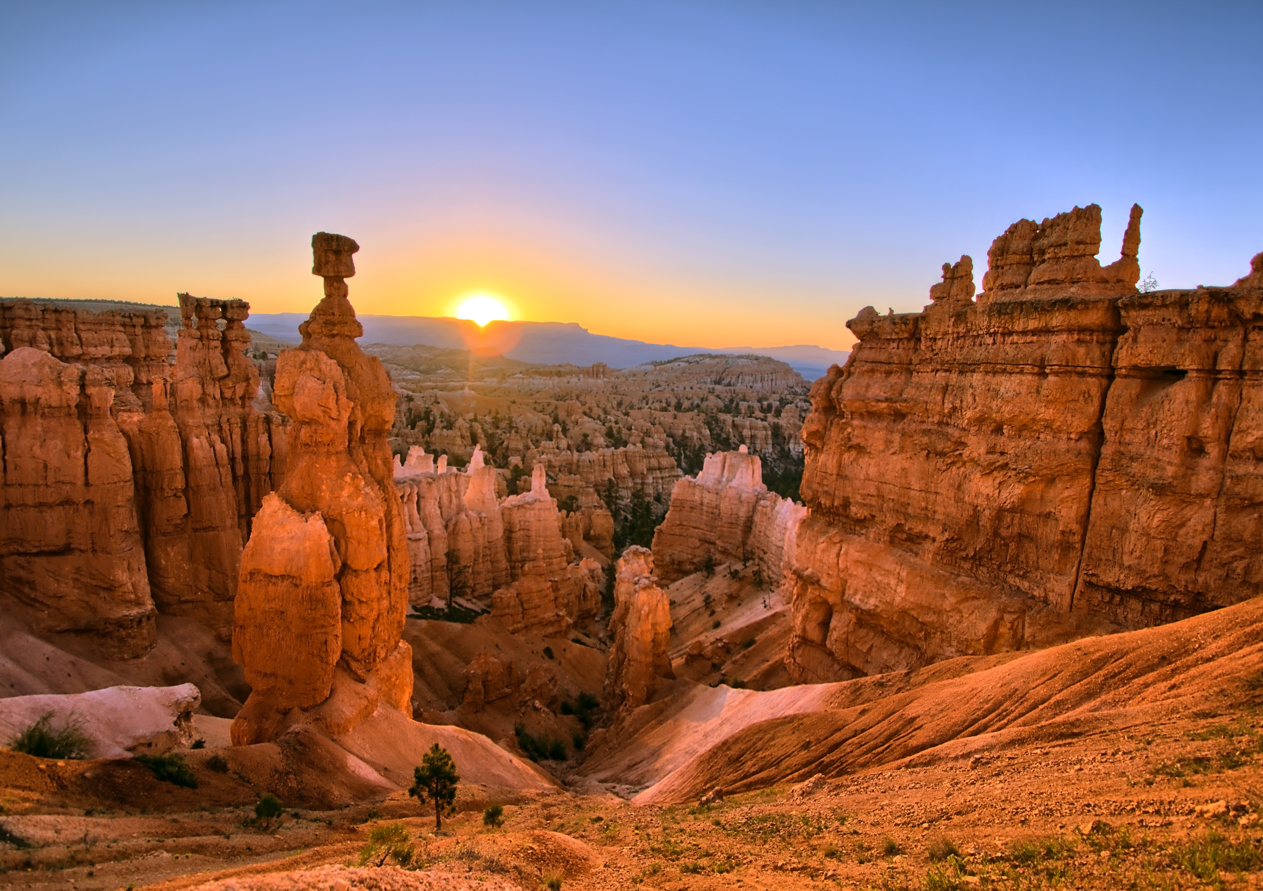 Sonnenaufgang hinter der Felsformation Thor's Hammer im Bryce Canyon National Park