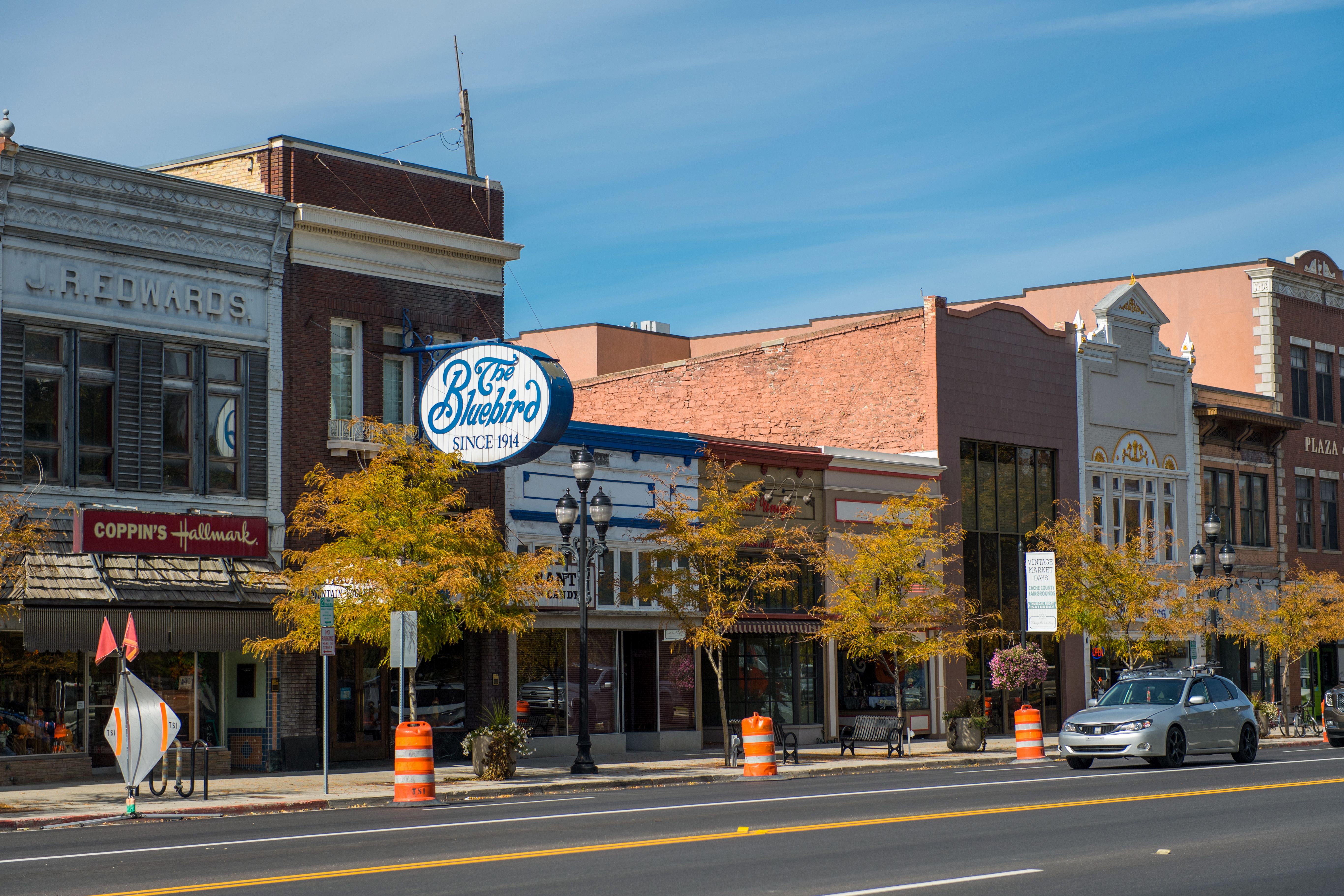 Blick auf die Hauptstraße von Logan im Cache Valley und das historische Bluebird Restaurant in Logan, Utah