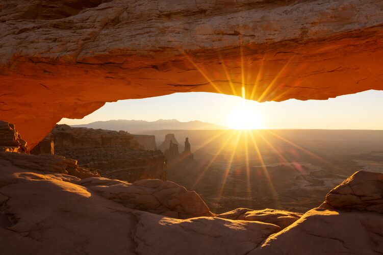 Spektakulärer Sonnenaufgang am Mesa Arch