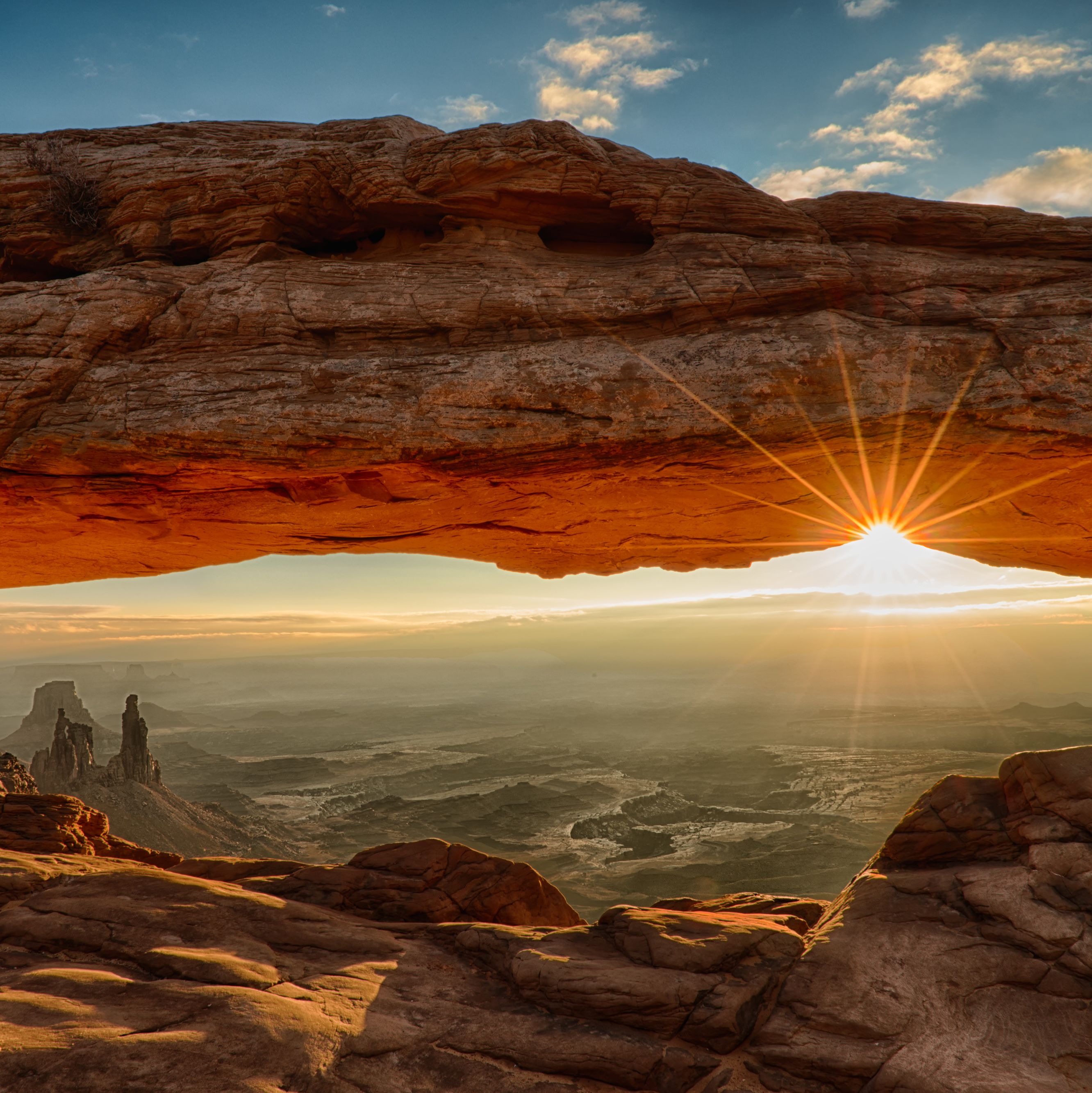 Die Sonne scheint durch den Mesa Arch im Canyonlands Nationalpark in Utah