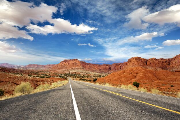 Der Highway durch den Capitol Reef Nationalpark in Utah Der Highway durch den Capitol Reef Nationalpark in Utah