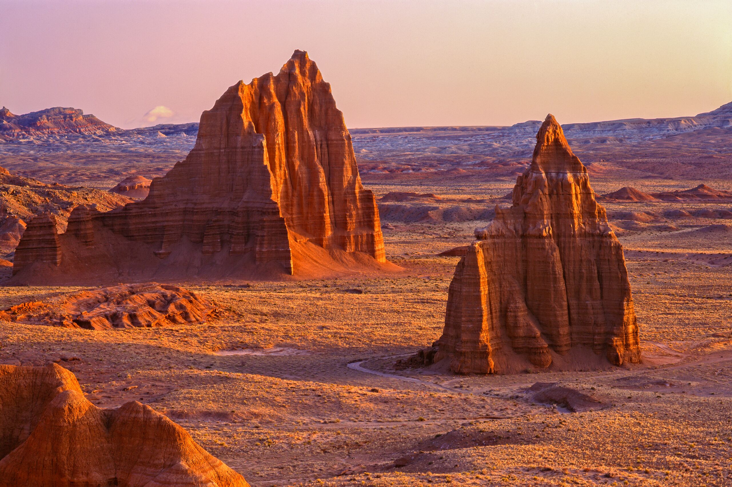 Cathedral Valley im Sonnenlicht im Capitol Reef Nationalpark