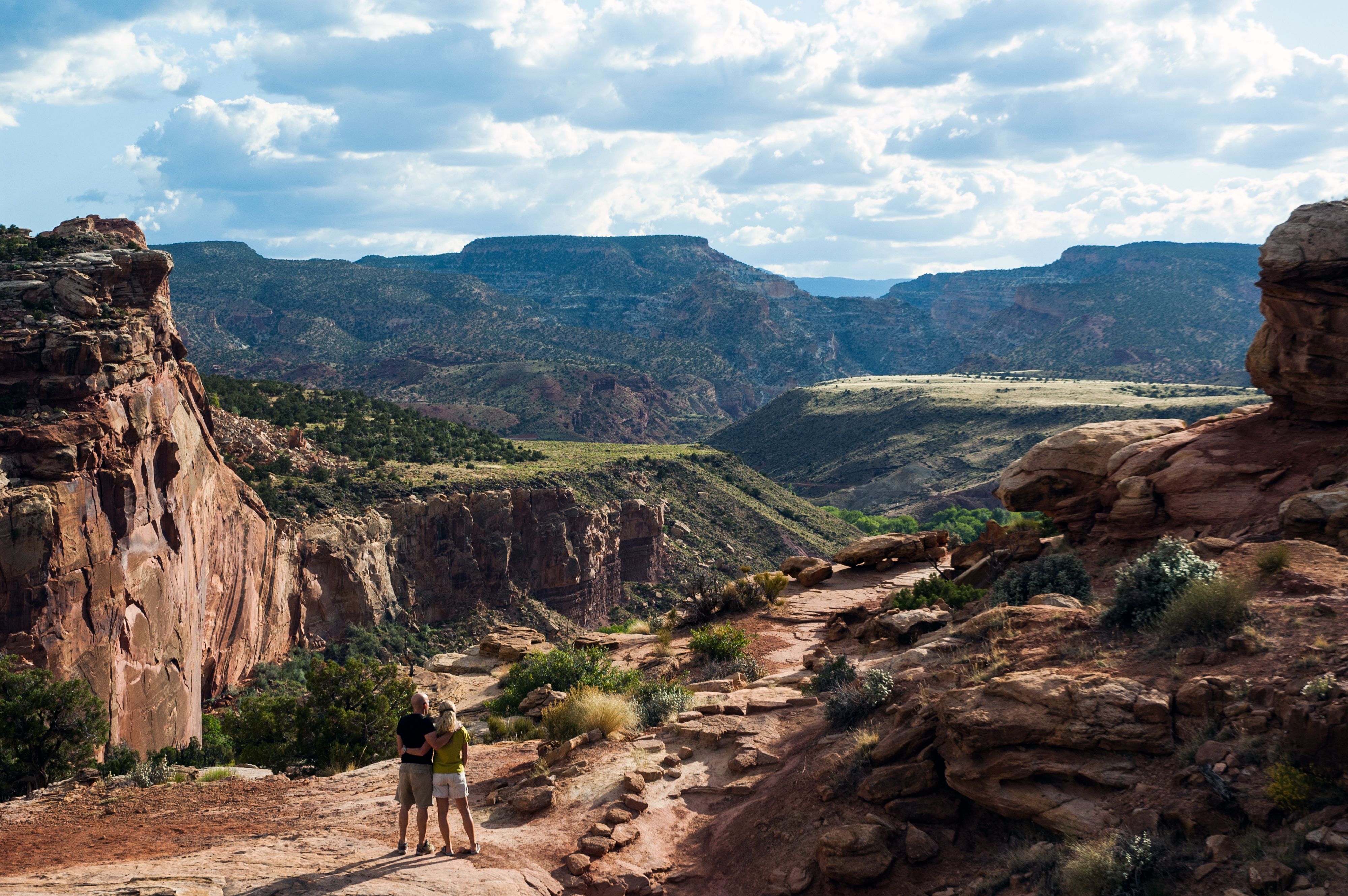 Wanderer genießen die Aussicht im Capitol Reef National Park