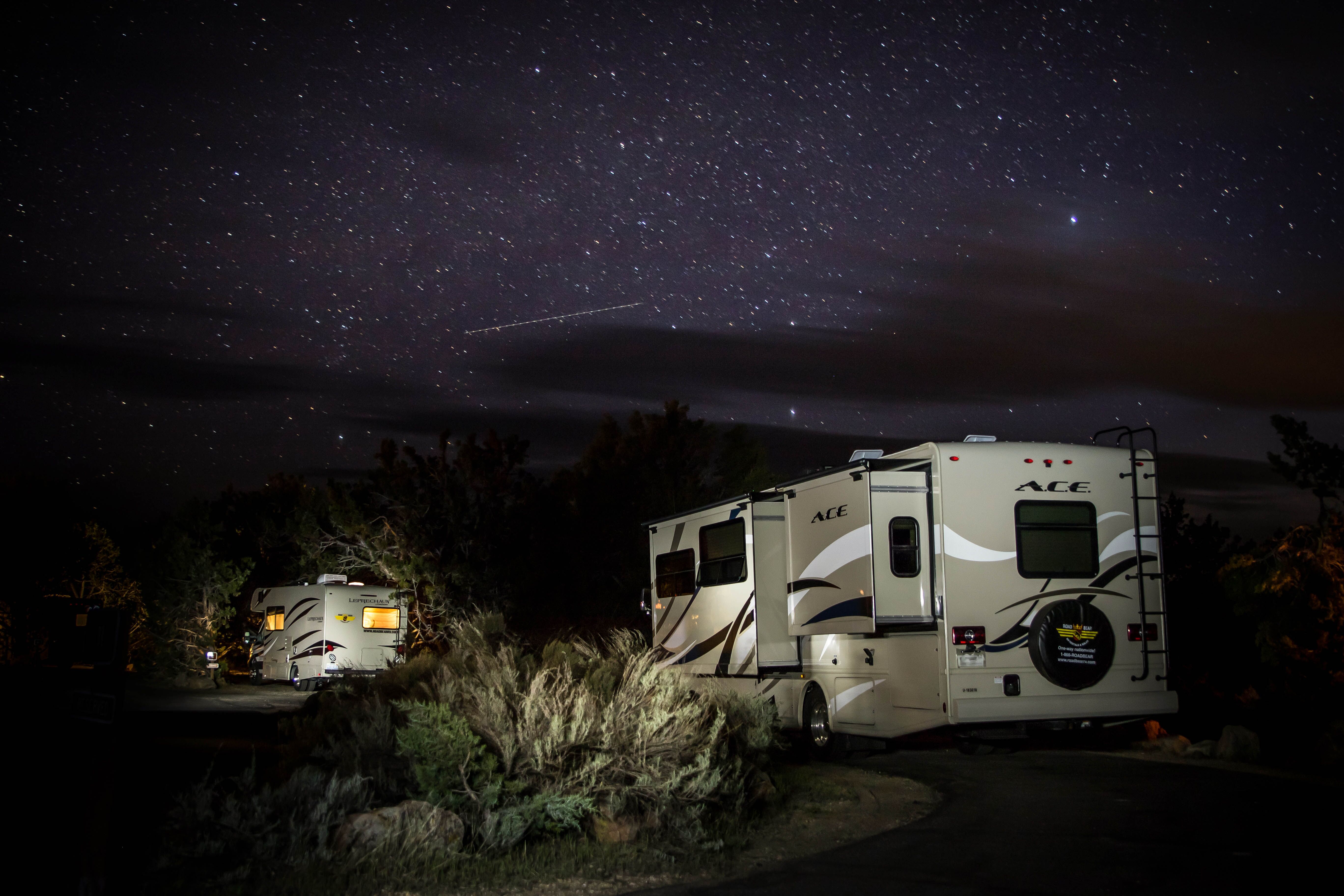 Zwei Road Bear Camper in der Nacht auf einem Campground im Coral Pink Sand Dunes State Park