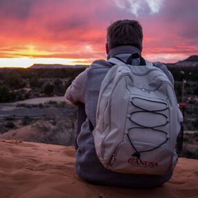 Malte Gaack genießt den Sonnenuntergang im Coral Pink Sand Dunes State Park in Utah Malte Gaack genießt den Sonnenuntergang im Coral Pink Sand Dunes State Park in Utah