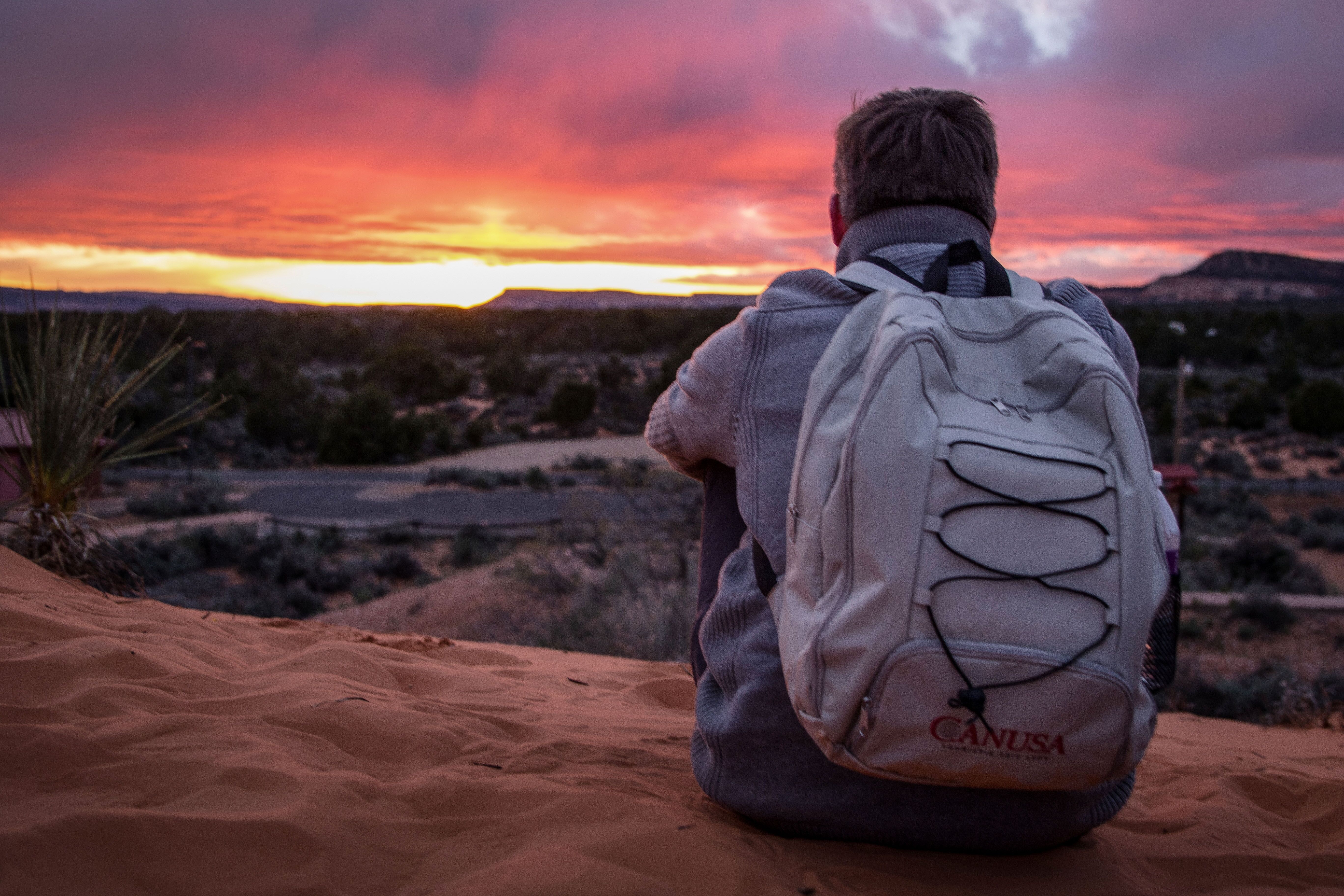 Malte Gaack genieÃŸt den Sonnenuntergang im Coral Pink Sand Dunes State Park in Utah