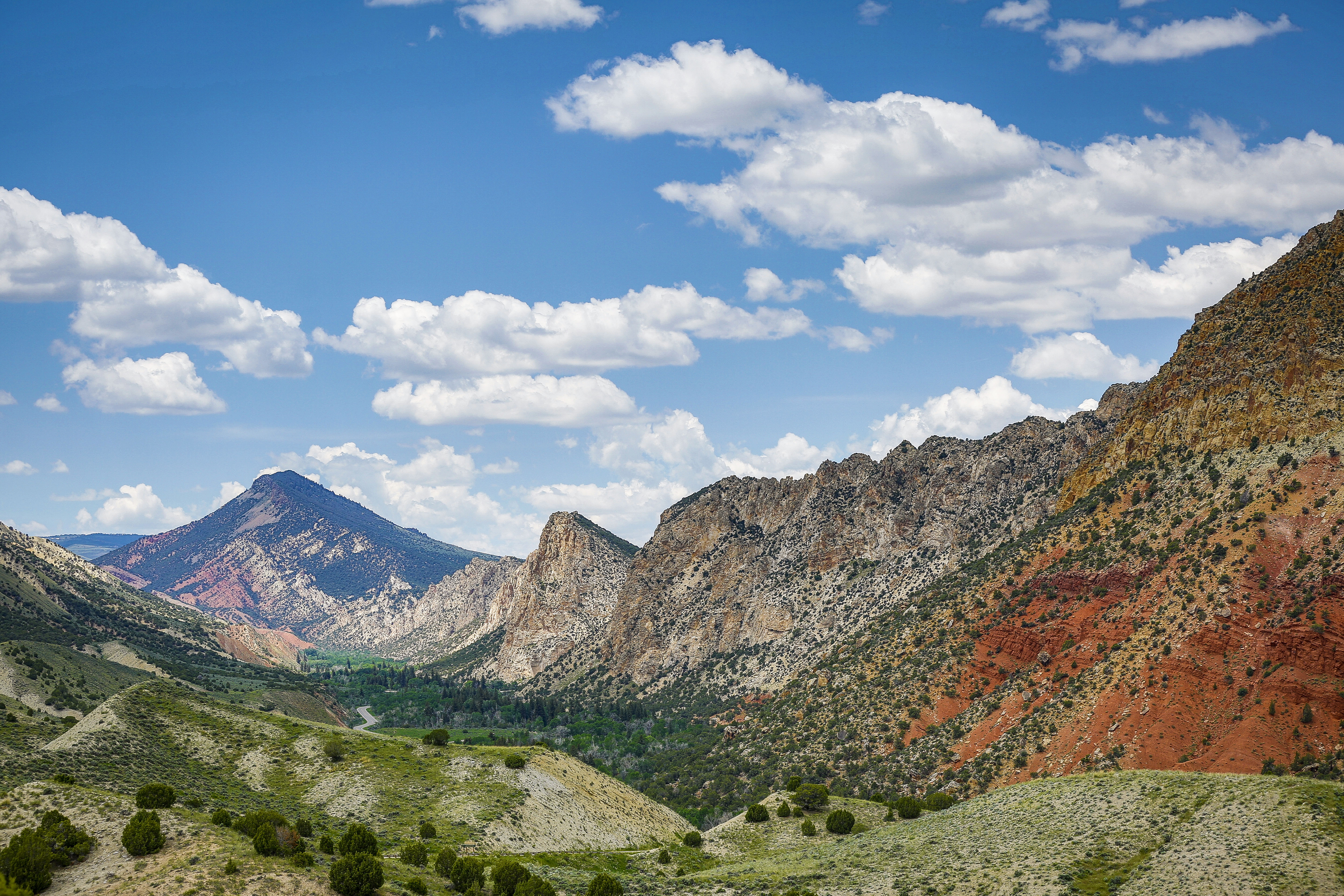 Beeindruckende Landschaft in einem Tal des Flaming Gorge Reservoirs in Utah